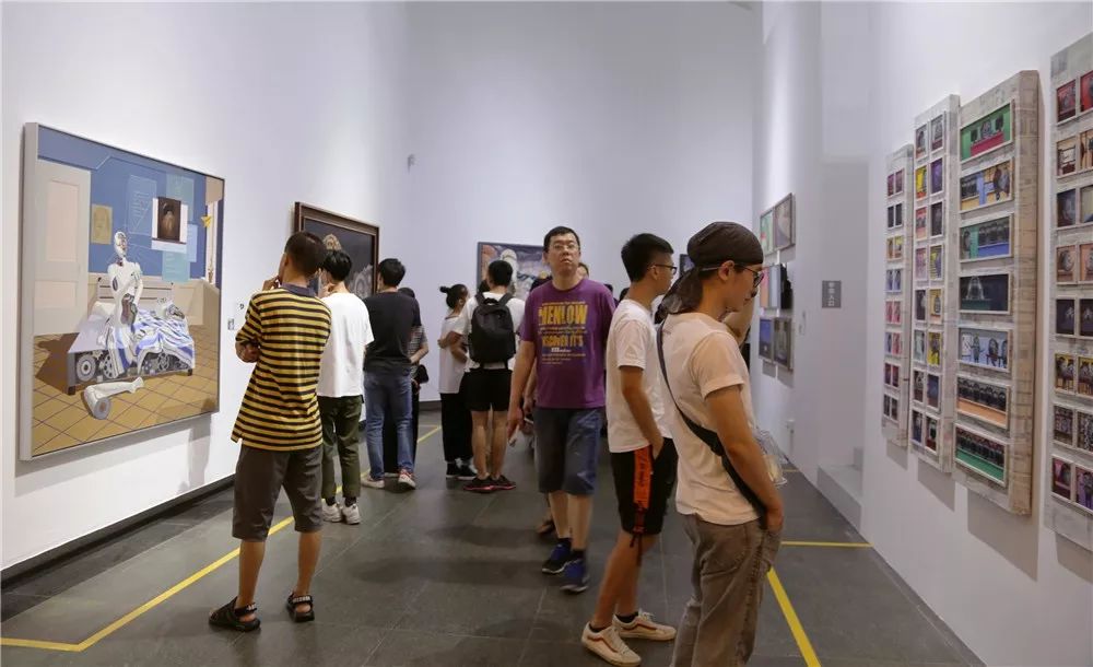油画系展览现场 (2).jpg