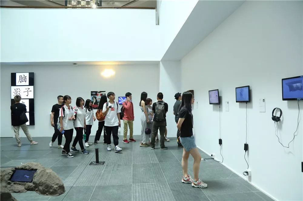 油画系展览现场 (3).jpg