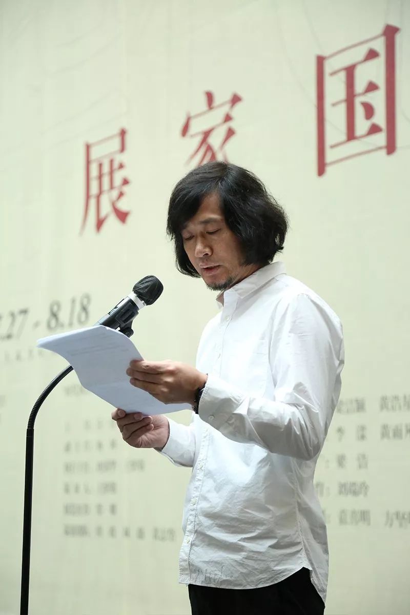 广东省美术家协会副主席、馆长王绍强主持开幕式.jpg