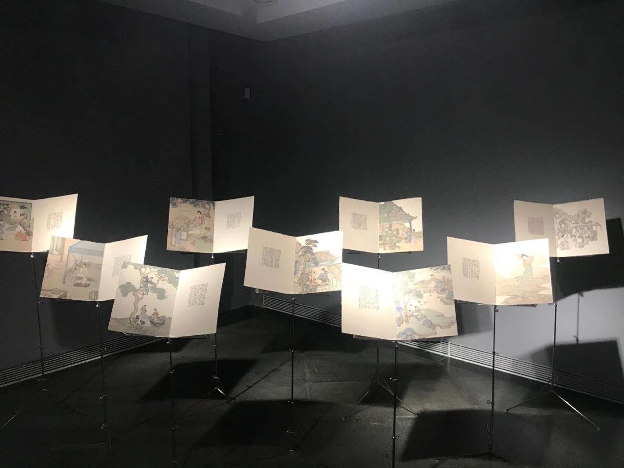 《梦中人》 60×38cm×9  宣纸水墨，绘画装置  2020.jpg