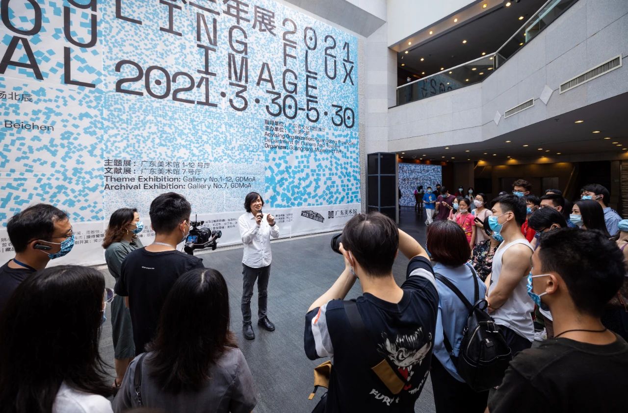 馆长王绍强在为观众导览 (3).jpg