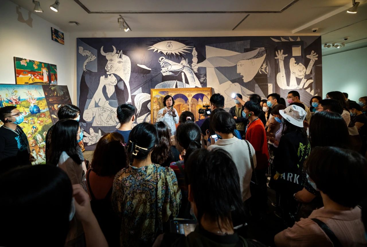 馆长王绍强在为观众导览 (4).jpg