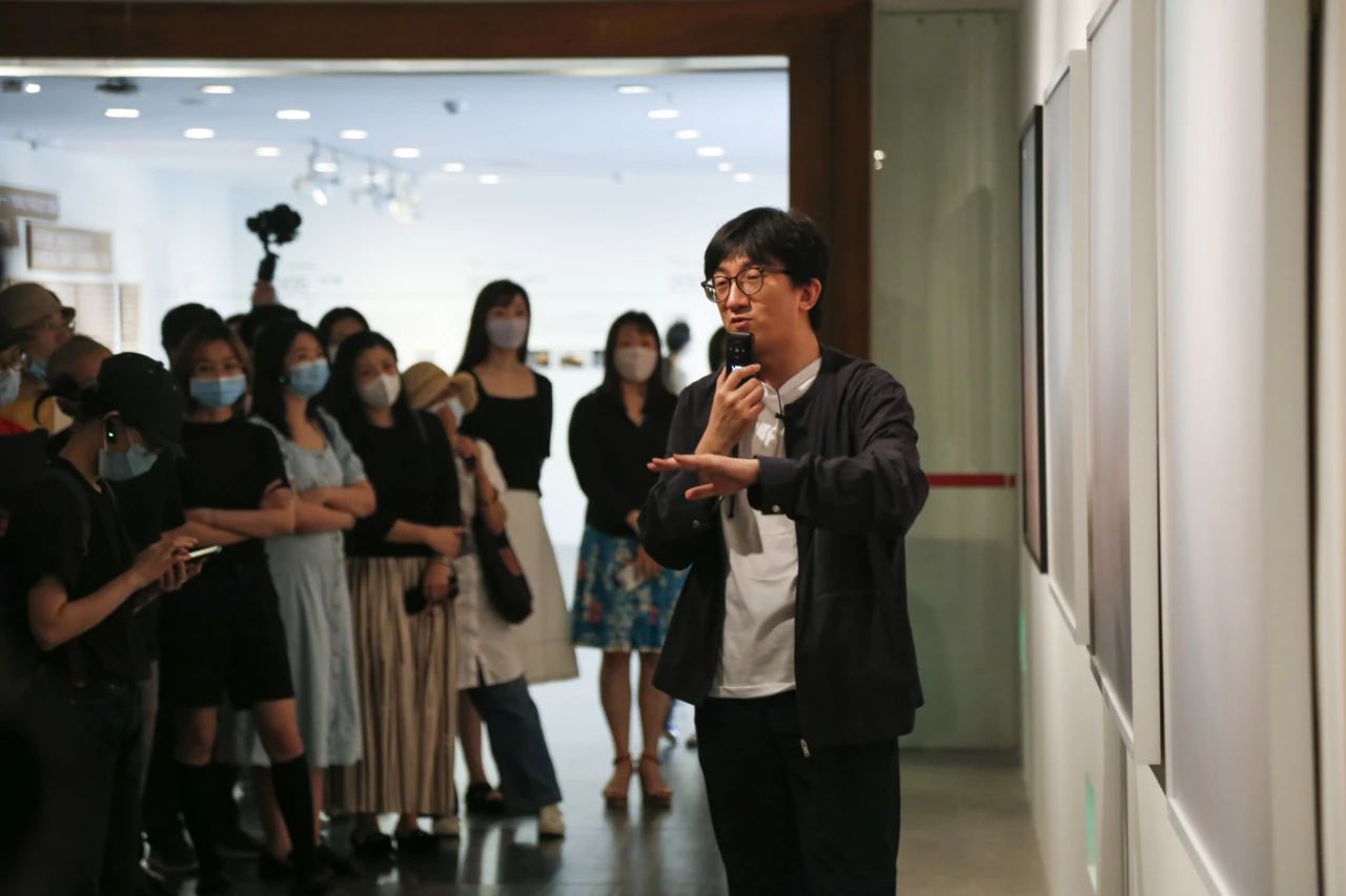 “前沿心智”版块策展人杨北辰在为观众导览 (2).jpg