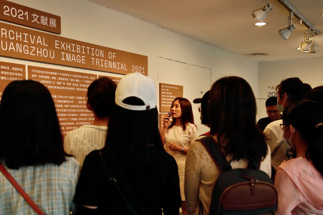 展览项目负责人在为观众导览 (1).jpg